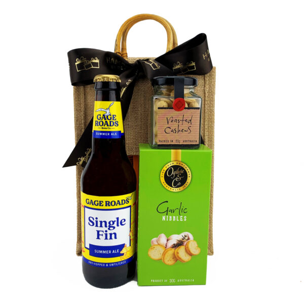 Small gift bag with 1 beer, nibbles and nuts